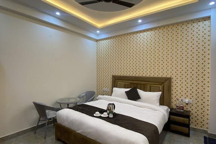 Room 13 of 30