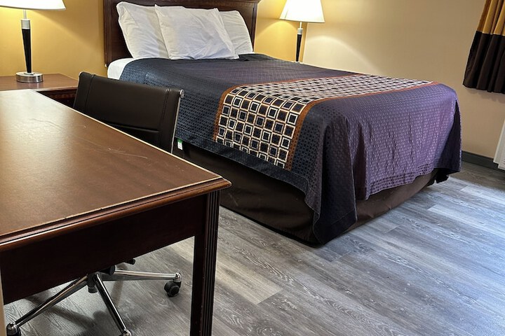 1 Queen Bed (4 of 6)