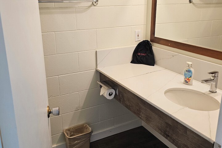 Room 6 of 17