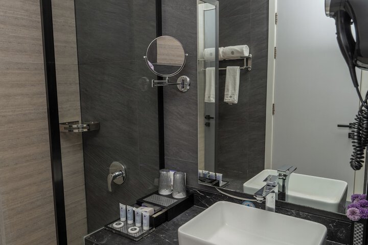 Room 70 of 96