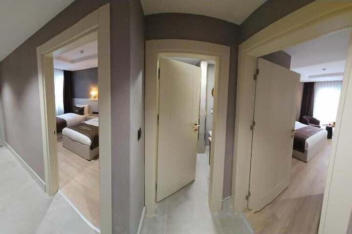 Room 6 of 76