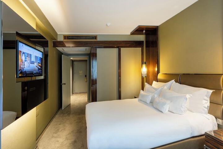 Room 32 of 84