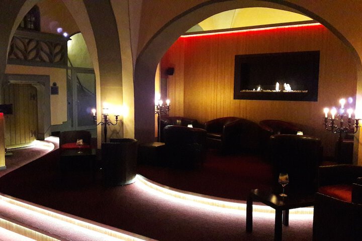 Lounge 19 of 41