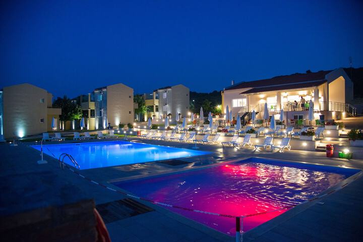 Pool 10 of 32