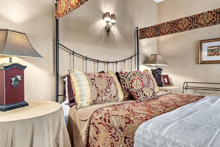 Snug Hug Queen Suite with Fireplace (82 of 131)