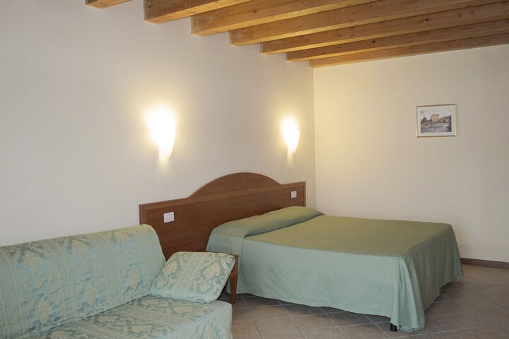 Room 2 of 40