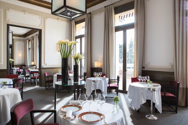 Dining 104 of 137