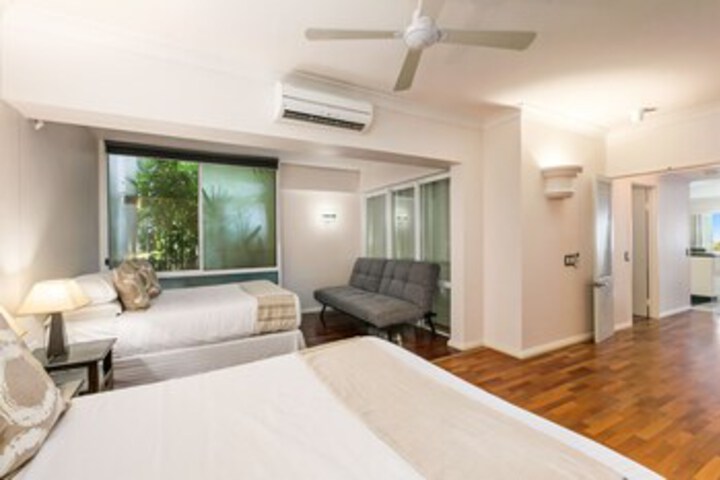 Room 6 of 34