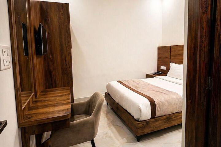 Room 28 of 54