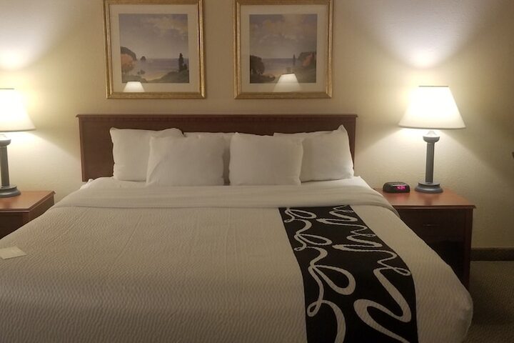 1 King Bed Deluxe Room (4 of 11)