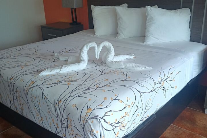 Deluxe King Bed Pool View (2 of 7)