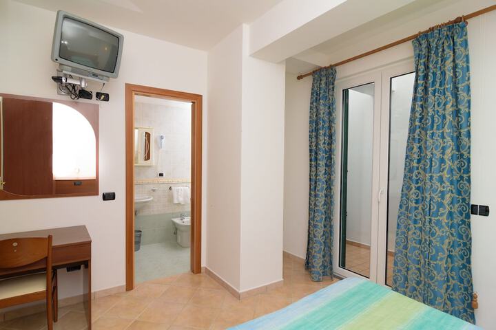 Room 8 of 32