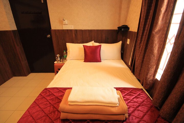 Room 6 of 12