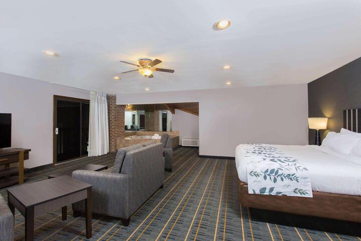1 King Bed (9 of 10)