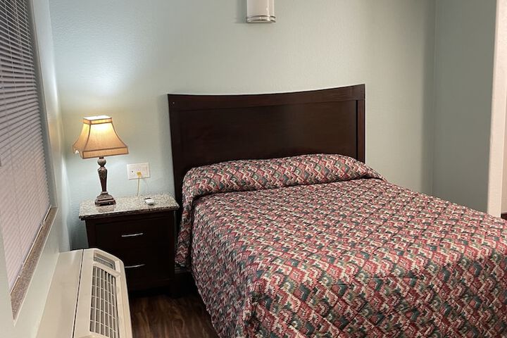 Room 4 of 10
