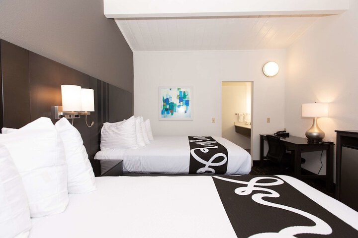 1 Queen Bed Flat Screen Television Desk High Speed Internet Accessible Microwave and Refrigerator, Coffee Maker Continental Breakfast (5 of 16)