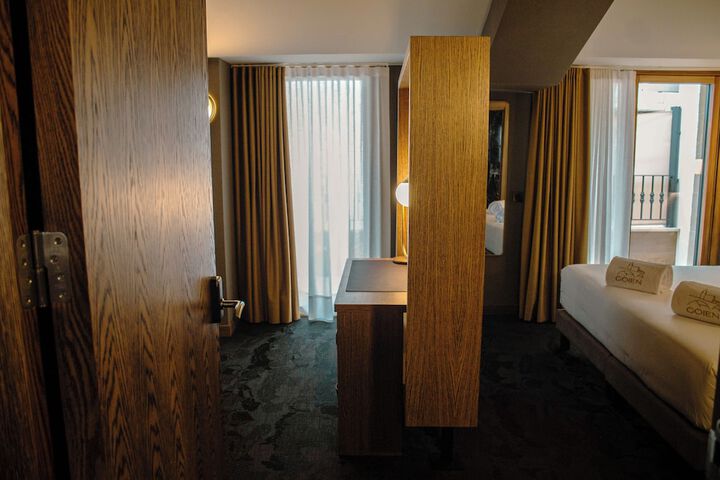 Room 21 of 43