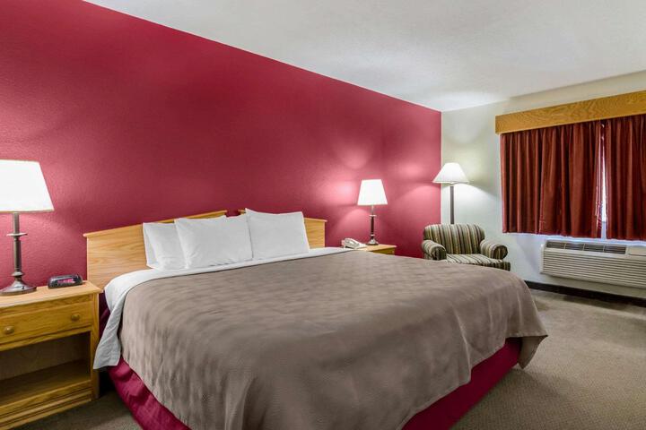 1 King Bed Accessible (6 of 9)