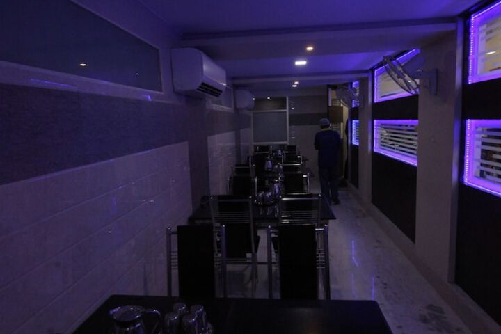 Dining 4 of 8