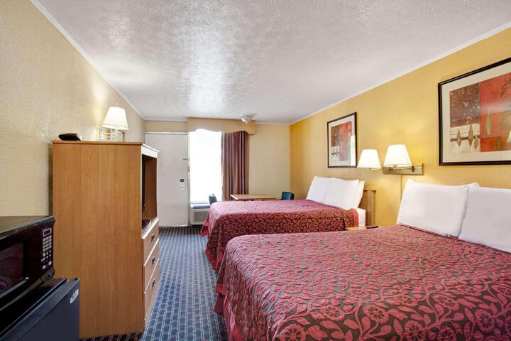 2 Double Beds (3 of 4)