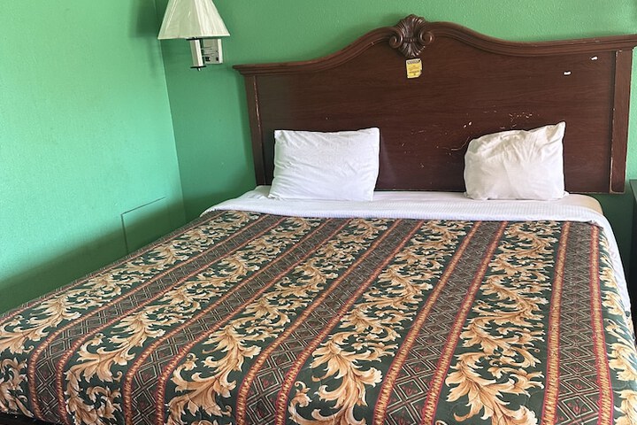 Room 8 of 13