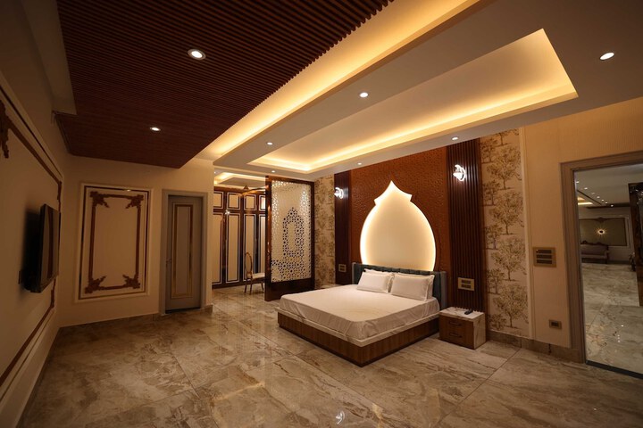 Room 8 of 14