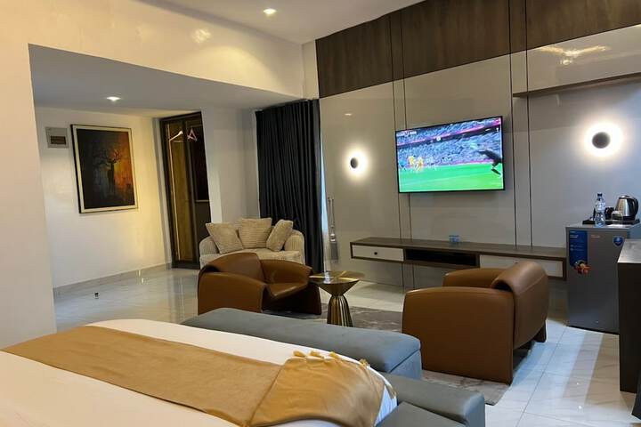 Room 5 of 12