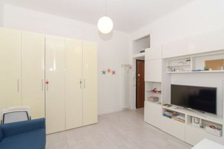 Room 8 of 9