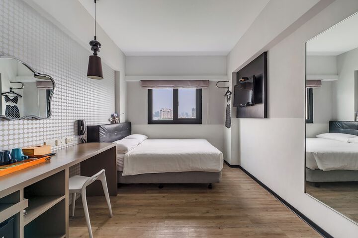 Room 19 of 93