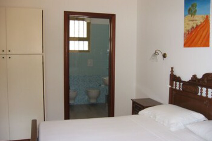 Room 4 of 33