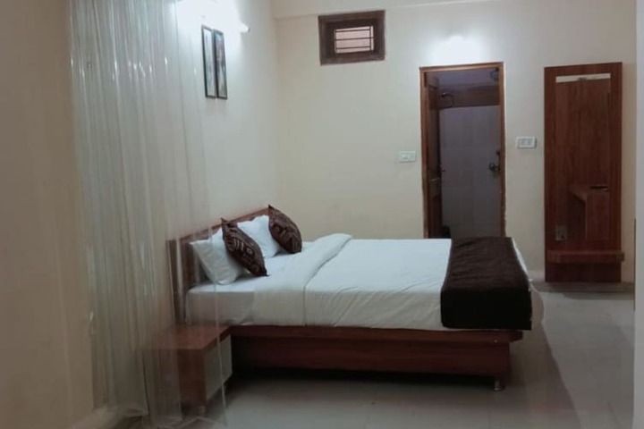 Room 4 of 17