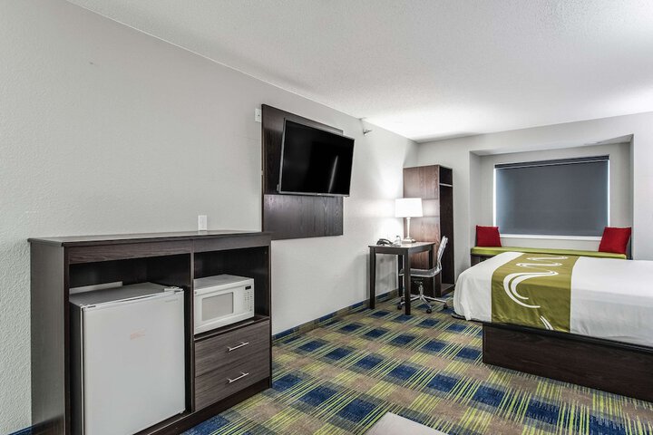 1 King Bed Suite (8 of 9)