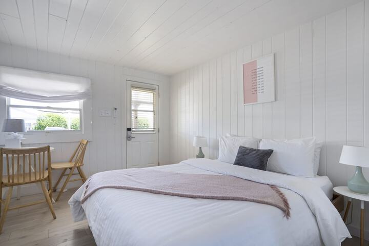 Studio 1 Queen Bed (2 of 19)
