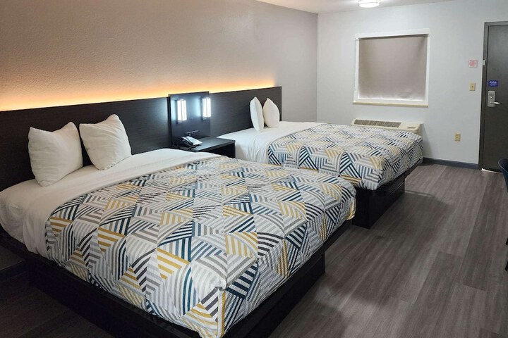 Room 6 of 28