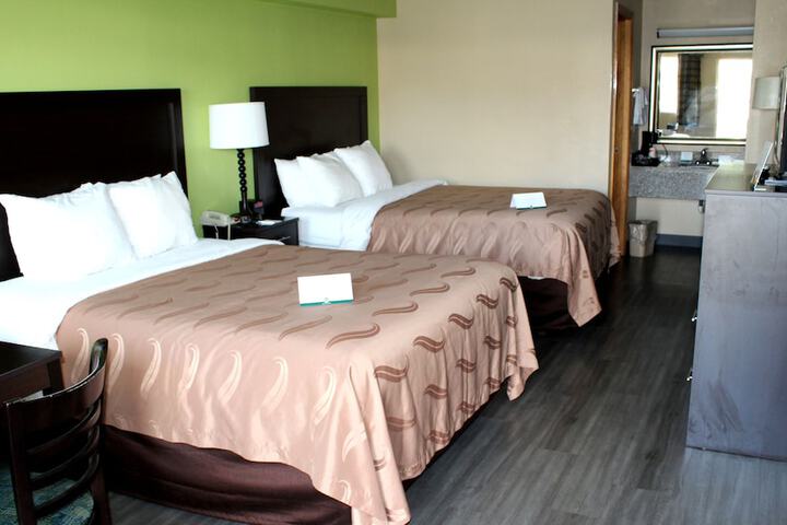 2 Queen Beds (4 of 14)