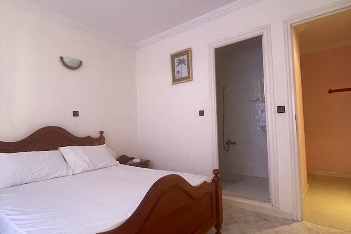 Room 4 of 17