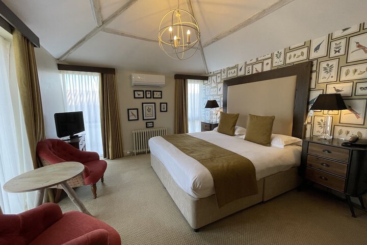 Room 33 of 147