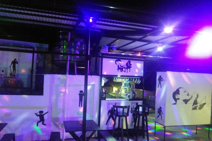 Lounge 93 of 126