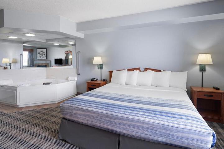 1 King Bed (12 of 34)