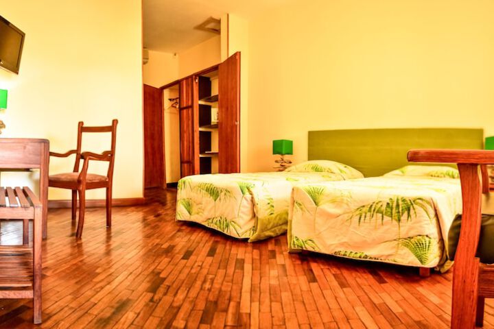 Room 7 of 100