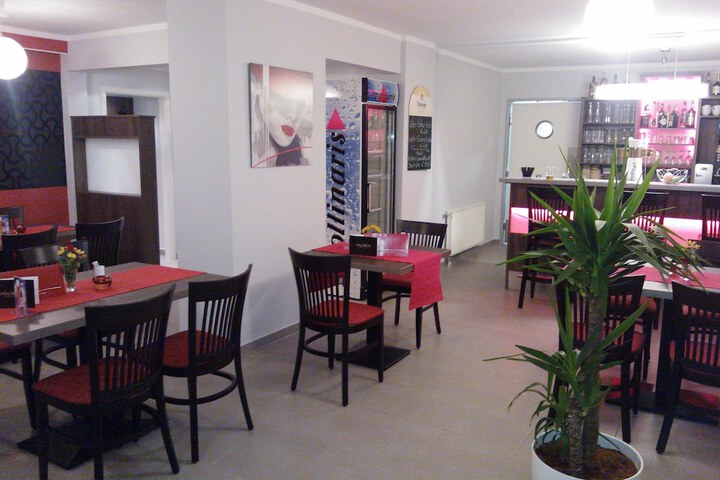 Dining 16 of 28