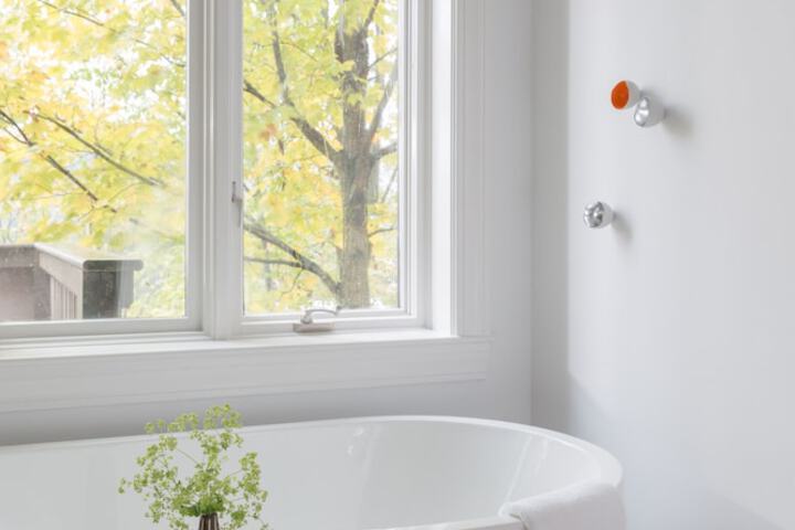 Deep soaking bathtub