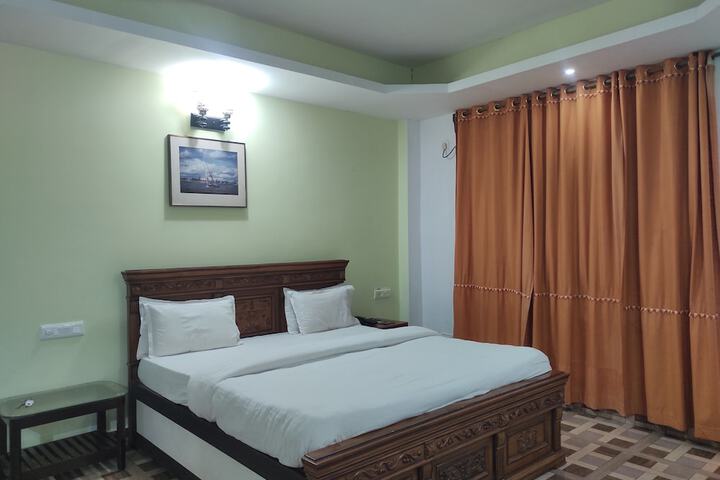 Room 13 of 37