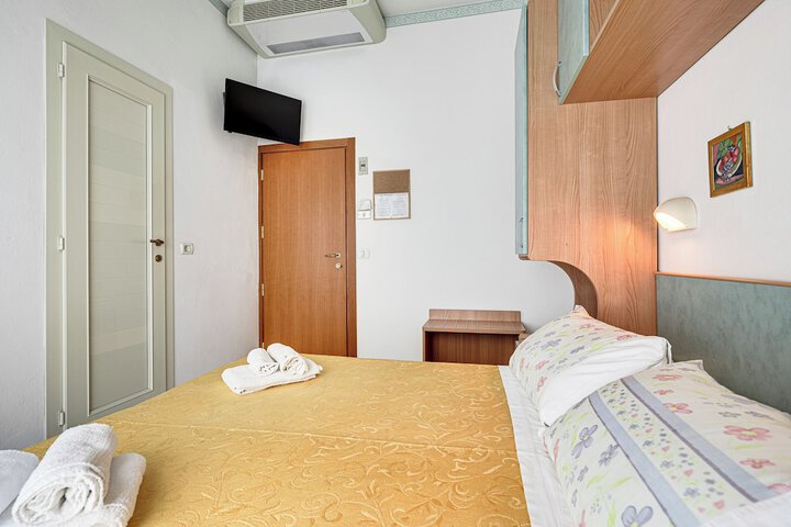 Room 2 of 94