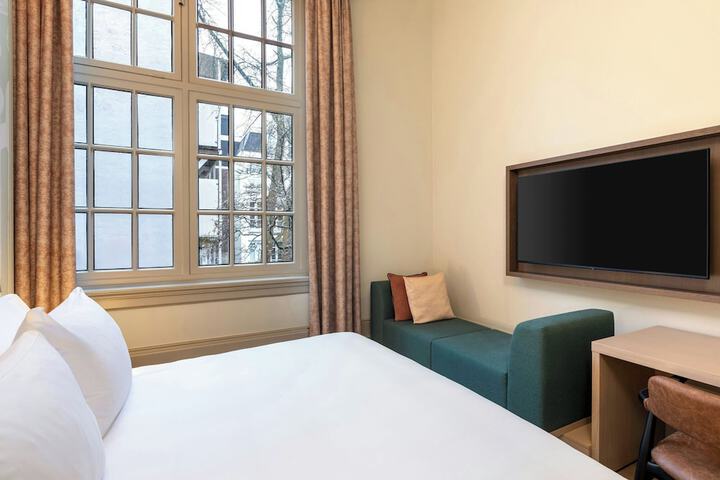 Room 14 of 87