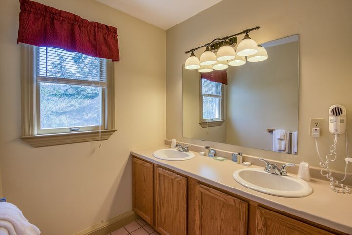 Superior King Lakeside with Shared Balcony (51 of 64)