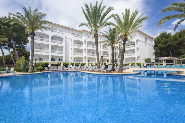 Hotel with Pool