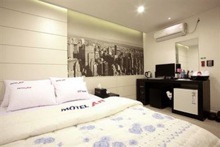 Room 9 of 30