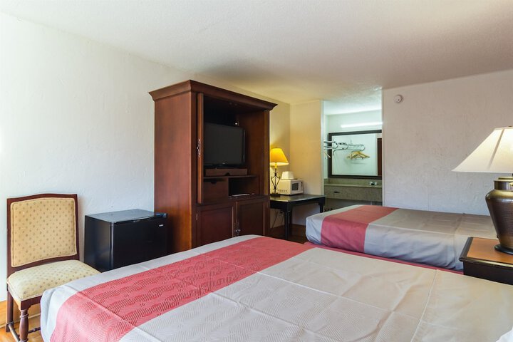 2 Queen Beds (6 of 6)