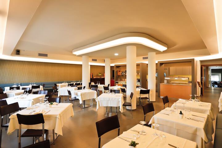 Dining 26 of 52